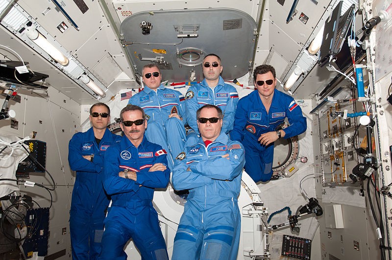 اضغط على الصورة لعرض أكبر. 

الإسم:	800px-ISS_Expedition_34_inflight_crew_portrait.jpg 
مشاهدات:	732 
الحجم:	162.4 كيلوبايت 
الهوية:	913342