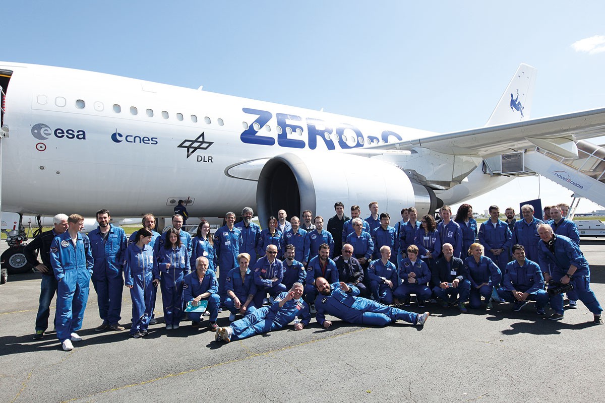 اضغط على الصورة لعرض أكبر.&nbsp;

الإسم:	A-zero-g-family-photo-in-Novespace-premises-at-Bordeaux-airport..jpg&nbsp;
مشاهدات:	844&nbsp;
الحجم:	252.4 كيلوبايت&nbsp;
الهوية:	913339