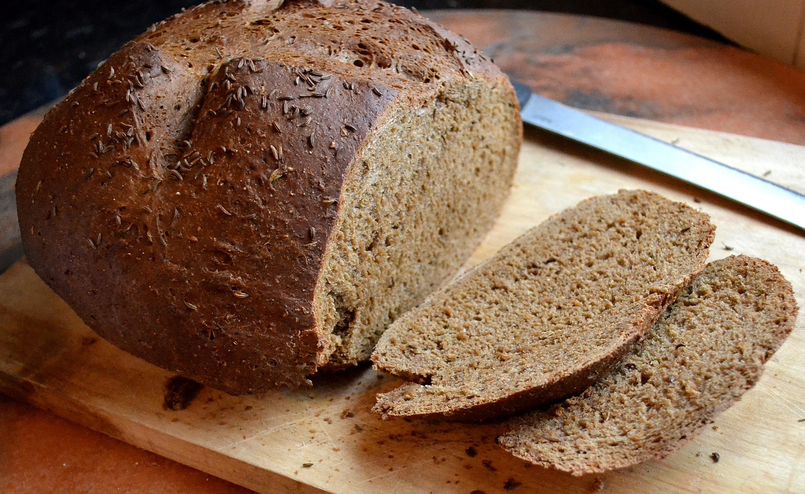Рецепт хлеба из ржаной муки на закваске. Ржаной хлеб тмин бездрожжевой. Мордовский хлеб КШИ. Черный хлеб. Хлеб с тмином.